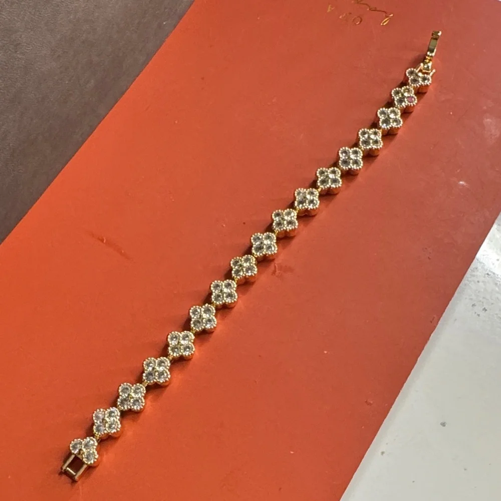Elegant Gold and Silver Floral Bracelet - Picture 4 of 5